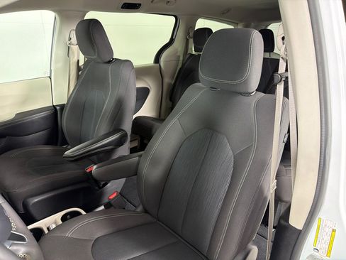Used 2024 Chrysler Voyager LX image 13