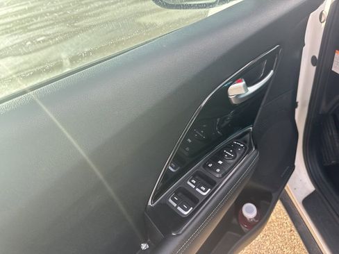 Used 2017 Kia Niro EX image 17