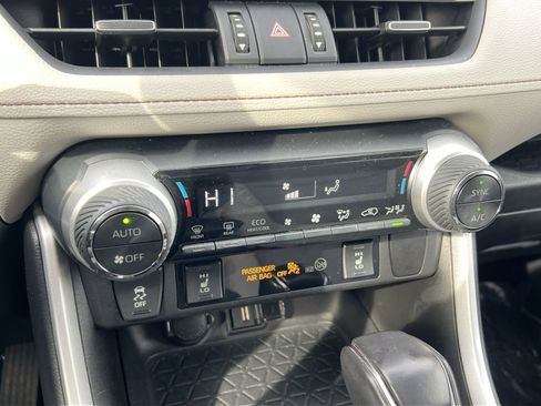 Used 2021 Toyota RAV4 XLE Premium image 22