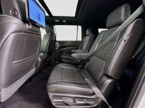 Used 2023 Cadillac Escalade ESV Sport Platinum w/ Heavy-Duty Trailer Package AWD/4WD image 28