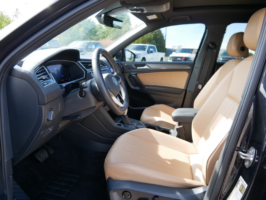 Used 2024 Volkswagen Tiguan SE w/ Panoramic Sunroof Package AWD/4WD image 9