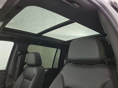 Used 2023 Chevrolet Suburban Z71 w/ Luxury Package AWD/4WD image 19
