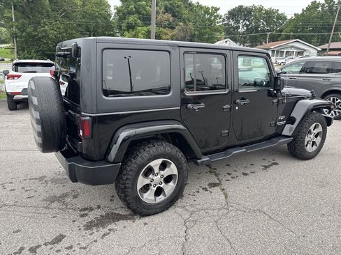 Used 2017 Jeep Wrangler Unlimited Sahara AWD/4WD image 3