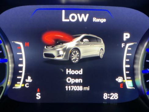 Used 2018 Chrysler Pacifica Limited FWD image 19
