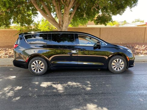 Used 2024 Chrysler Pacifica Limited FWD image 2
