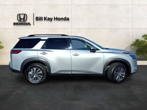 Used 2025 Nissan Pathfinder SV image 2