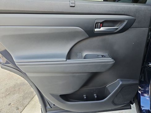 Used 2023 Toyota Highlander XLE image 35