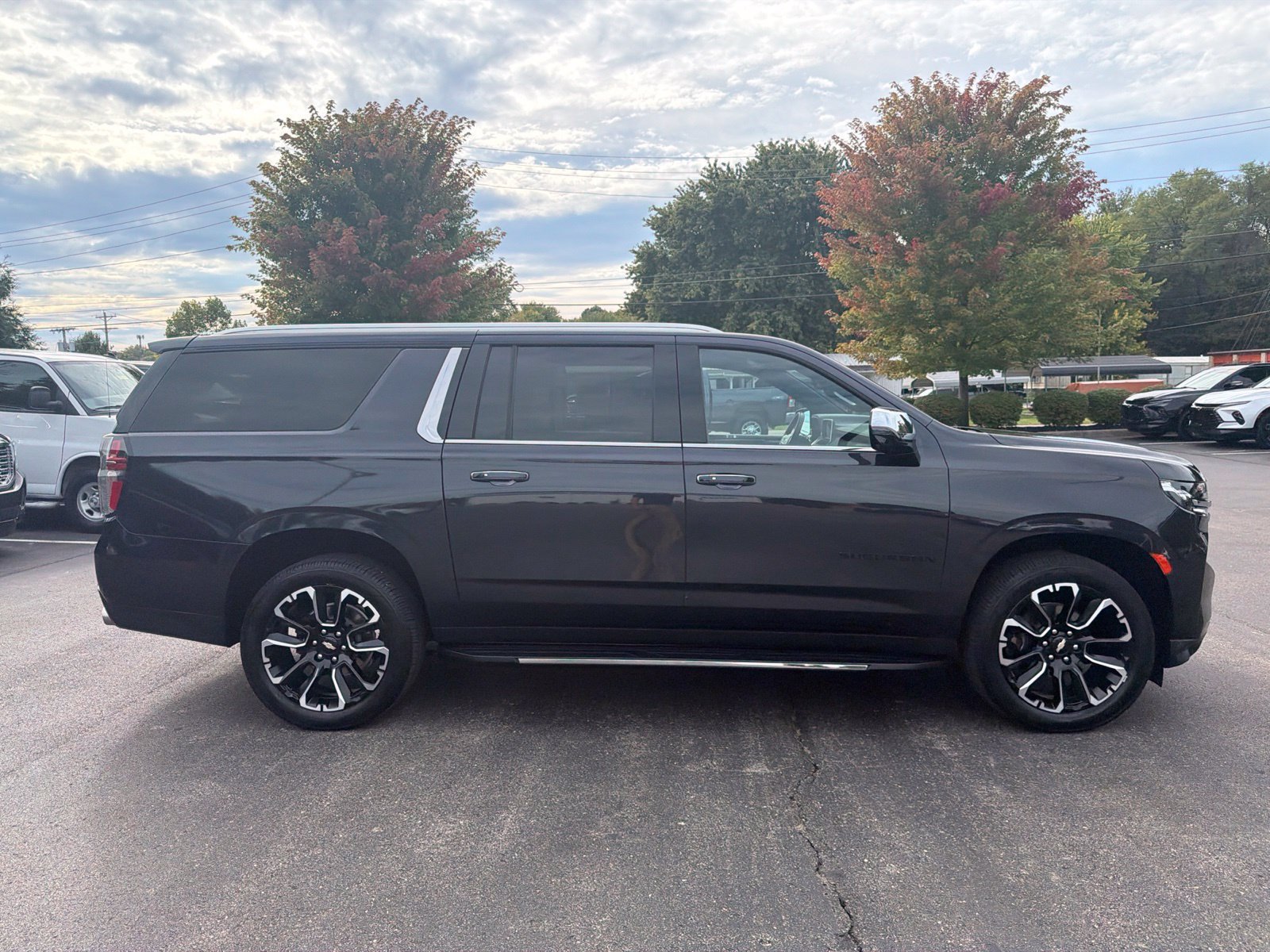 Used 2023 Chevrolet Suburban Premier w/ Premium Package AWD/4WD image 6