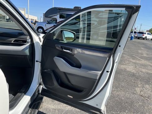 Used 2021 Toyota Highlander Limited image 19