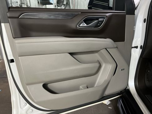 Used 2022 GMC Yukon XL SLT w/ SLT Premium Package image 14