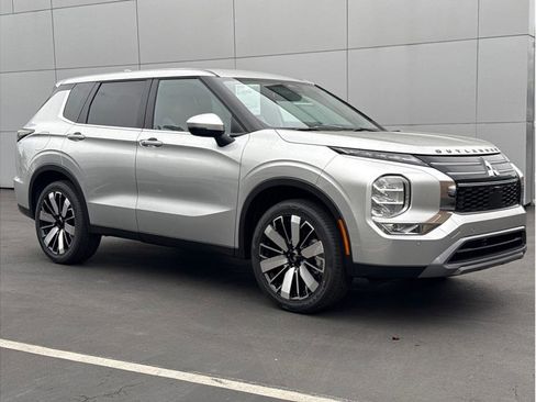 New 2026 Mitsubishi Outlander LE image 3