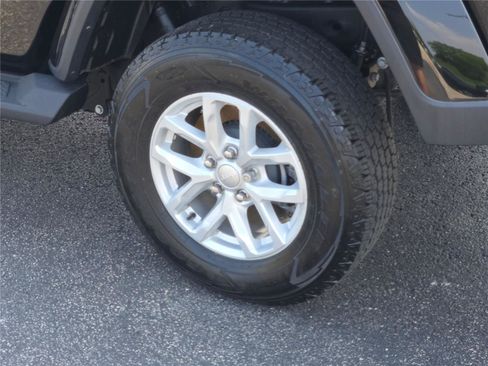 Used 2023 Jeep Gladiator Sport AWD/4WD image 19
