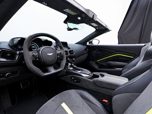 Used 2023 Aston Martin V8 Vantage Roadster image 2