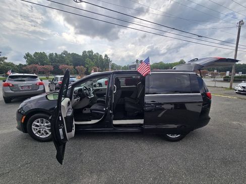 Used 2017 Chrysler Pacifica LX FWD image 24