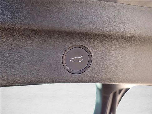 Used 2022 Tesla Model Y Long Range image 9