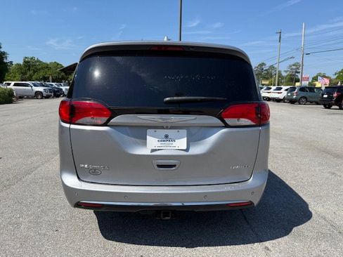Used 2017 Chrysler Pacifica Limited FWD image 3