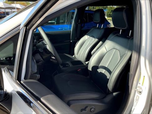 New 2026 Chrysler Pacifica Select image 9