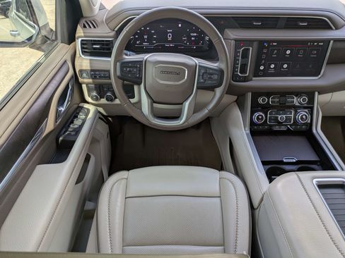 Used 2022 GMC Yukon XL Denali RWD image 4