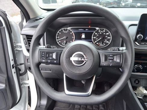 Used 2024 Nissan Rogue S image 19