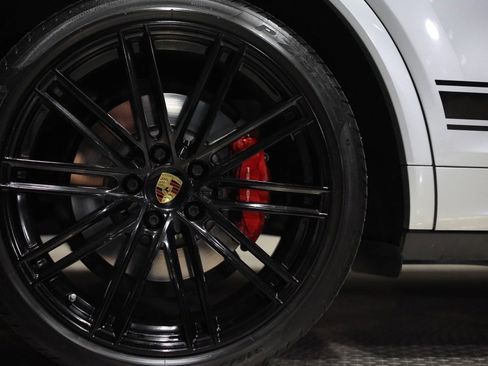 Used 2022 Porsche Cayenne Turbo image 9
