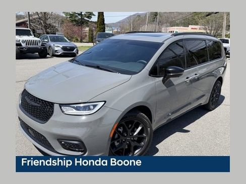 Used 2023 Chrysler Pacifica Limited w/ Uconnect Theater Family Group image 1