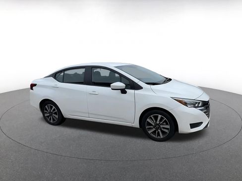 Used 2025 Nissan Versa SV image 2