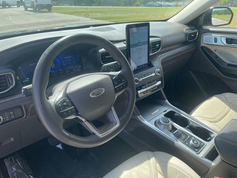 Used 2020 Ford Explorer Platinum w/ Premium Technology Package AWD/4WD image 21