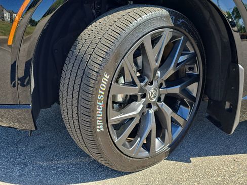 Used 2025 Toyota Crown Signia w/ Advanced Technology Package image 34