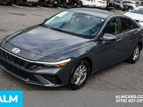 Used 2025 Hyundai Elantra SE image 15