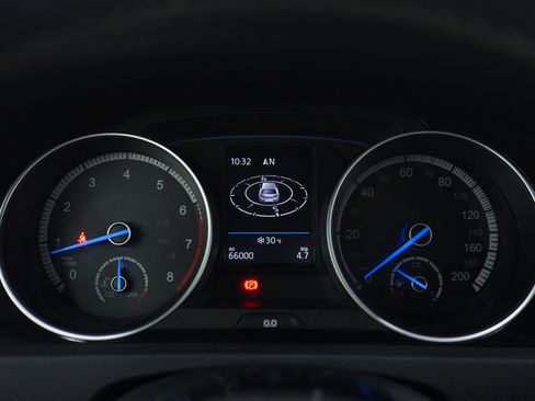 Used 2017 Volkswagen Golf R 4-Door image 25