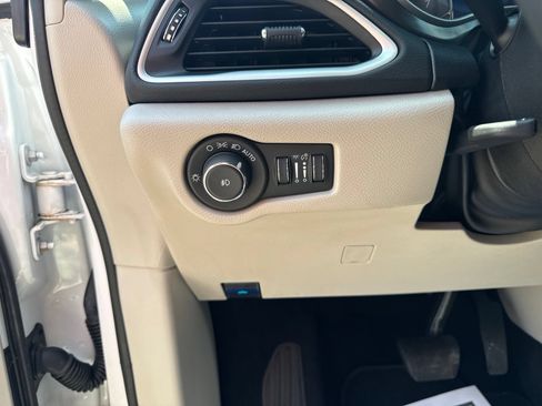 Used 2024 Chrysler Pacifica Touring-L FWD image 13
