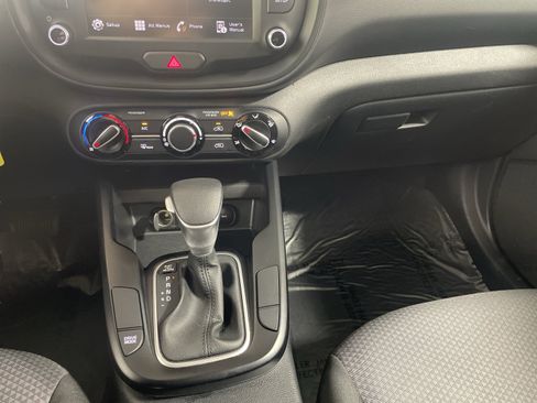 Used 2025 Kia Soul LX w/ LX Technology Package FWD image 19