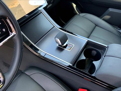 New 2026 Land Rover Range Rover Velar Dynamic SE image 10