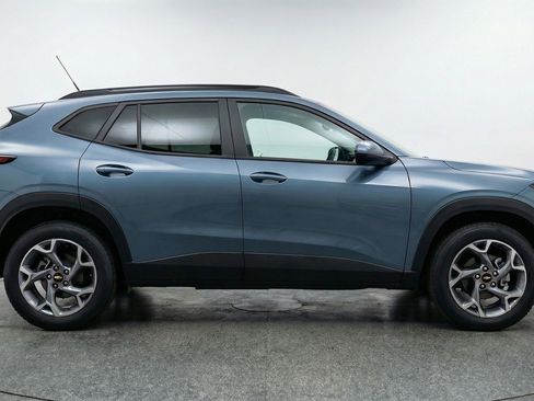 Used 2025 Chevrolet Trax LT image 11