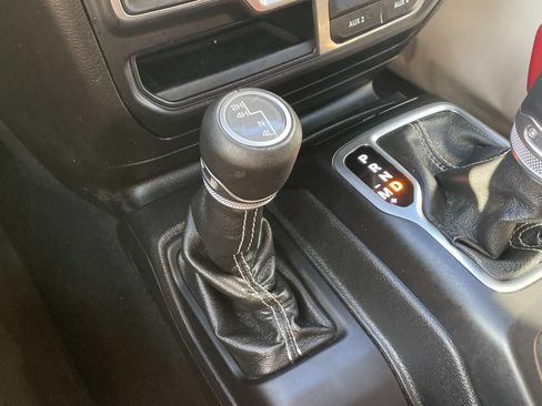 Used 2020 Jeep Gladiator Overland AWD/4WD image 30