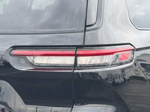 Used 2023 Jeep Grand Cherokee L Laredo AWD/4WD image 41