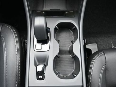 New 2026 Volvo XC40 B4 Core w/ Climate Package FWD image 11