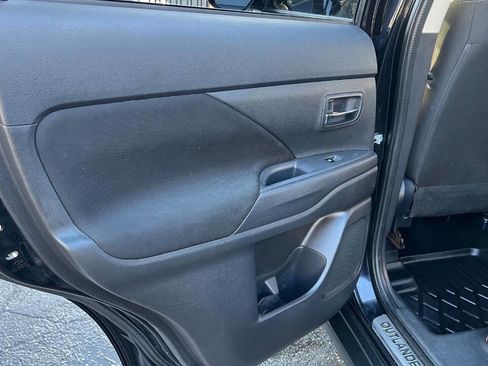 Used 2016 Mitsubishi Outlander SE image 27