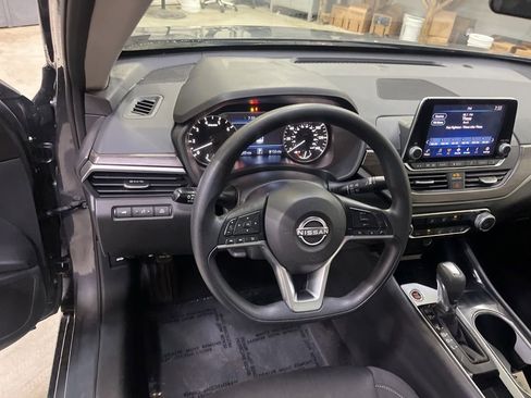 Used 2024 Nissan Altima 2.5 SV FWD image 17