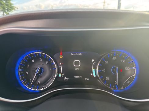 Used 2017 Chrysler Pacifica Limited FWD image 14