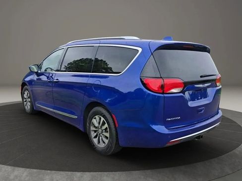 Used 2020 Chrysler Pacifica Touring-L Plus FWD image 5