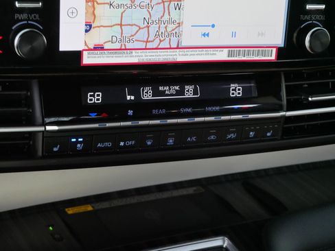 Certified 2024 Toyota Sienna Platinum image 23