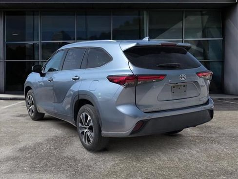 Used 2021 Toyota Highlander XLE FWD image 3