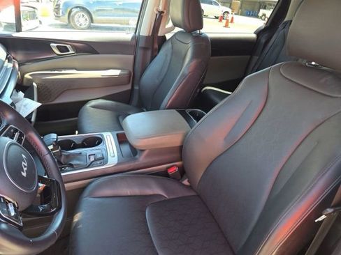 Used 2025 Kia Carnival image 9