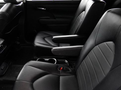 Used 2022 Toyota Highlander XLE image 36