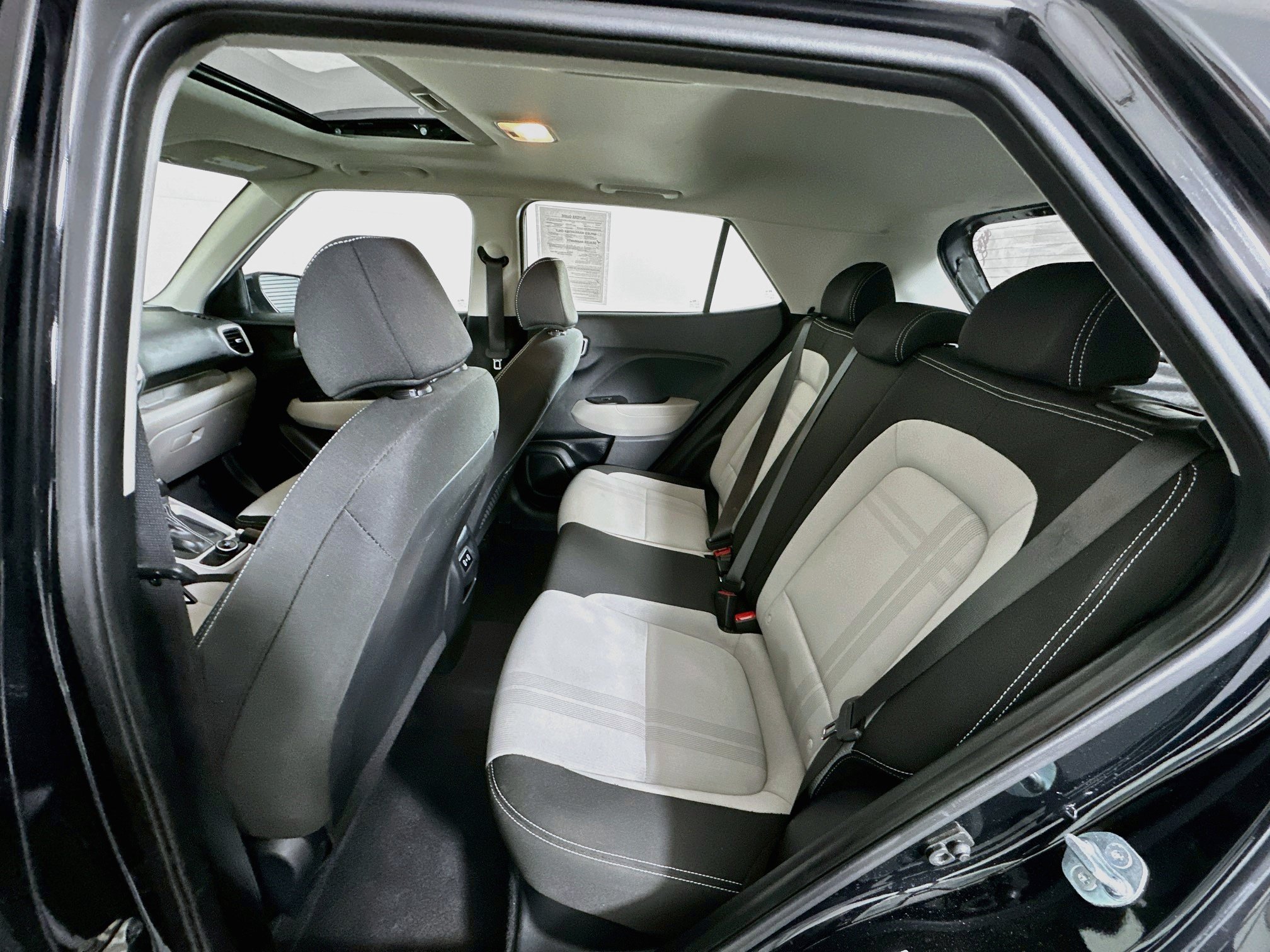 Used 2025 Hyundai Venue SEL FWD image 27