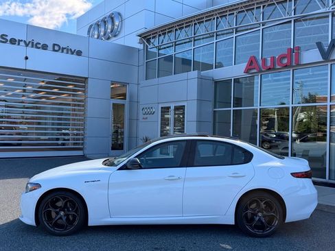 Used 2023 Alfa Romeo Giulia Estrema AWD/4WD image 3