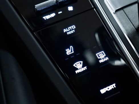 Used 2023 Porsche Cayenne w/ Premium Package image 14