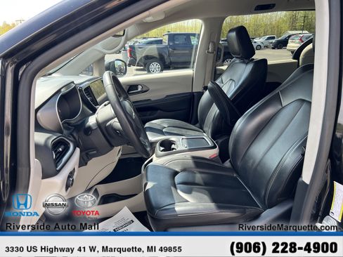 Used 2023 Chrysler Pacifica Touring-L FWD image 15