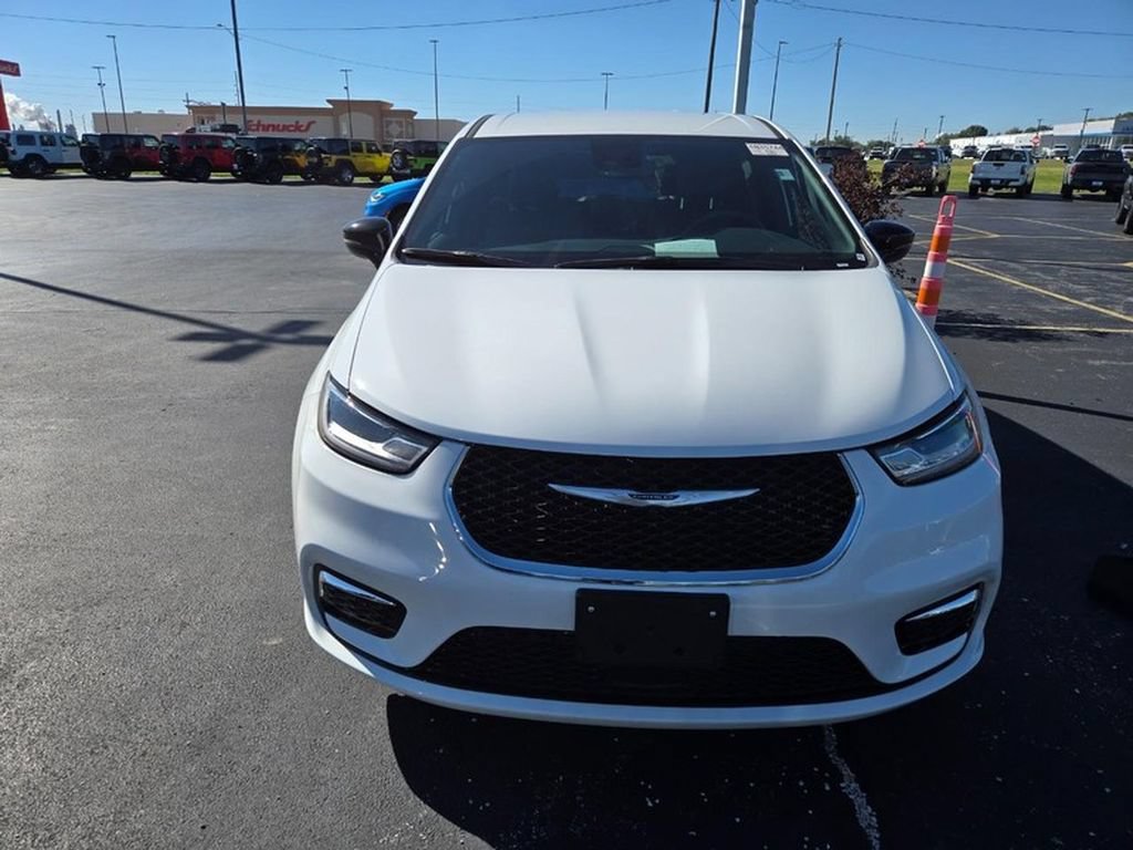 Used 2026 Chrysler Pacifica Select FWD image 2